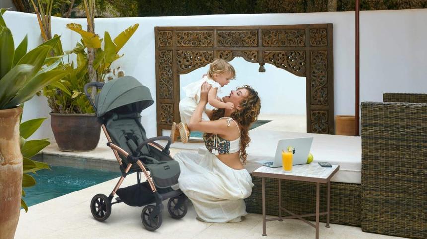 Mama und Kind mit Leclerc-Kinderwagen