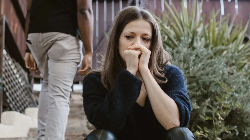Symbolbild: Frau weint nach Trennung