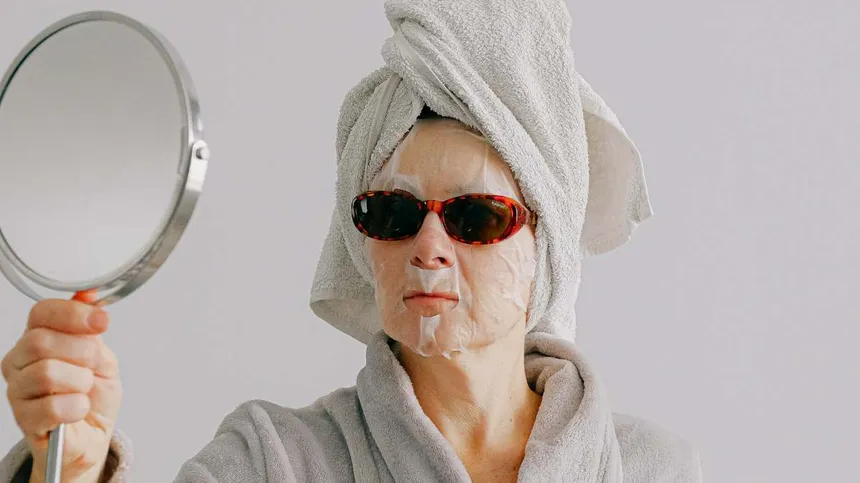 Symbolbild: Mama mit Gesichtsmaske und Bademantel