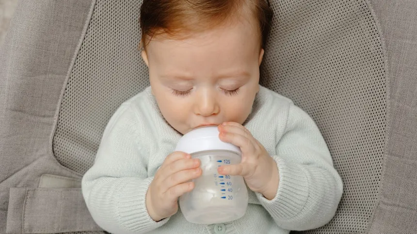 Baby trinkt aus einer Flasche