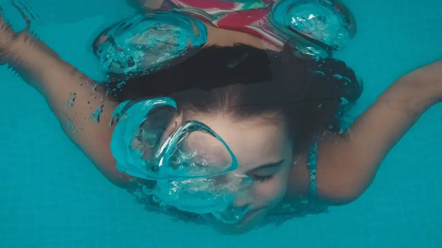 Mädchen unter Wasser droht zu ertrinken
