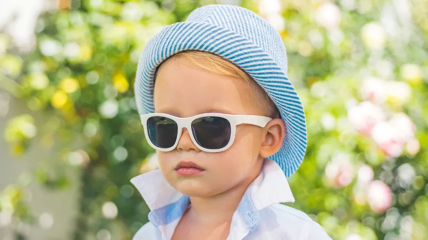 Kleiner Junge mit Kindersonnenbrille