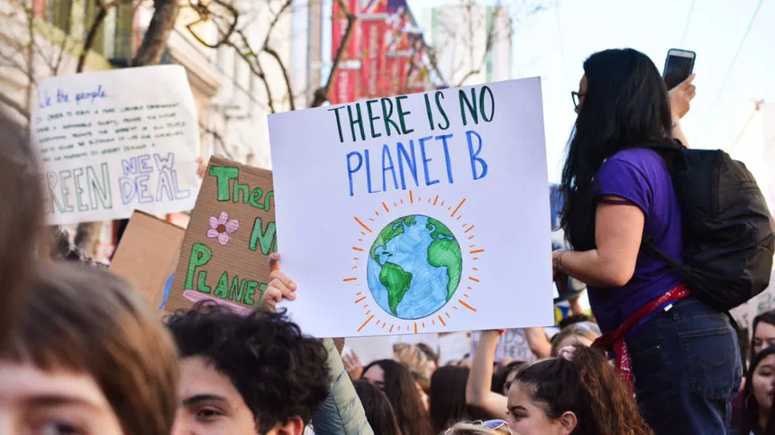 Jugendliche bei einem Klimaprotest