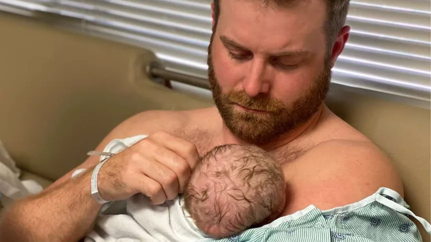 Papa hält sein Baby gleich nach der Geburt