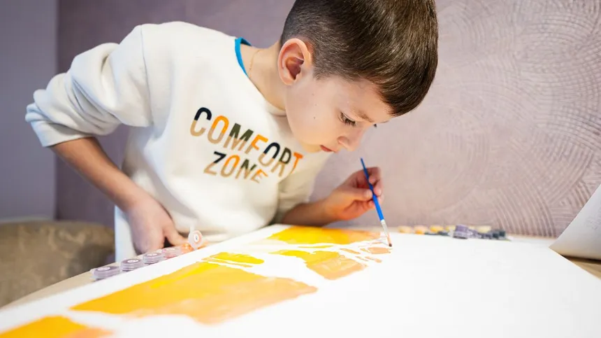 Kind malt mit linker Hand