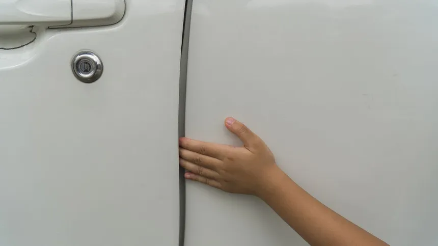 Kind klemmt Finger an Autotür ein