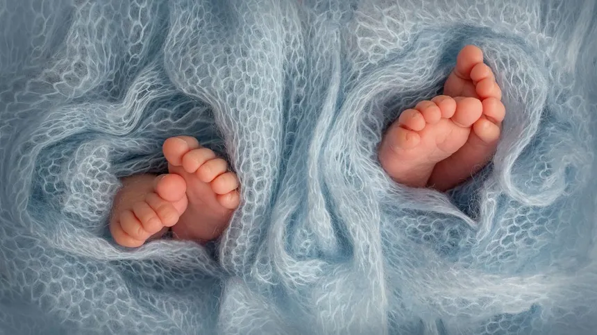 Füße von neugeborenen Zwillingen