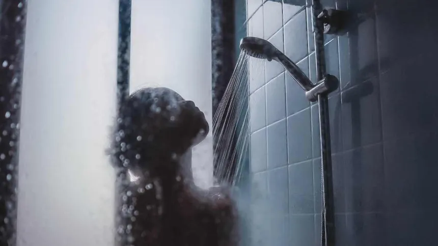 "Ist 8 zu jung, um selbst zu duschen?": Stiefmutter sorgt für Streit um Selbstständigkeit