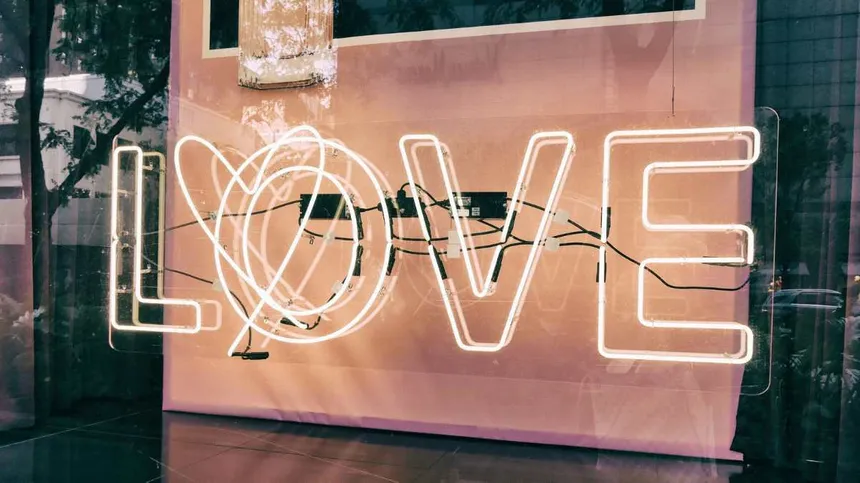 "Love"-Neonschild in einem Schaufenster