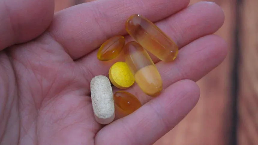 Vitamin-Präparate in einer Hand